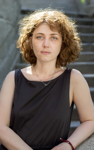 «Кусать на поражение», эликсир забвения и «небесновидные» платья: за что мы любим Анну Старобинец