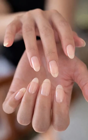 Внезапно самый популярный маникюр — тот, которого не видно. Знакомьтесь, незаметный френч 