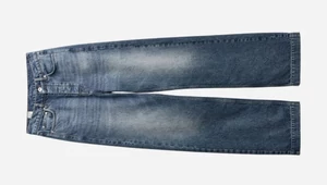 Прямые, со стрелками и «винтажными» дырками. 34 самых актуальных мужских джинсов 2026-го