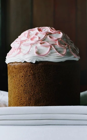 Куличи в цветах, шоколадные зайцы и золотые петушки. Самые красивые пасхальные десерты