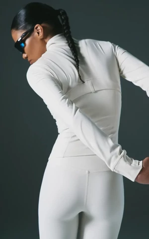 В чем выйти на пробежку и позировать на корте? Предлагают новые спортивные бренды из России 