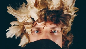 Розалия, Кайли Дженнер, Zivert — все носят перья на голове. И вам пора