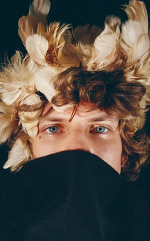 Розалия, Кайли Дженнер, Zivert — все носят перья на голове. И вам пора