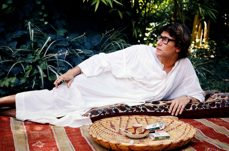 Ив Сен-Лоран в своем доме в Марракеше, Марокко, 1976