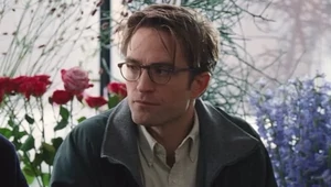 Возможно, нам всем нужна ветровка, как у Роберта Паттинсона в фильме «Вот это драма!»