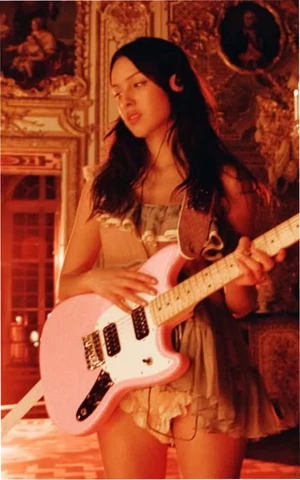 Оливия Родриго представила первый сингл с нового альбома и выпустила клип