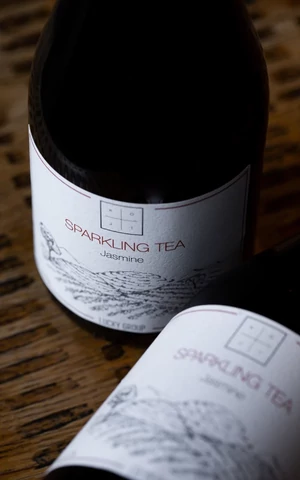 На смену безалкогольному вину пришел игристый чай. Что это за напиток и где его пробовать?