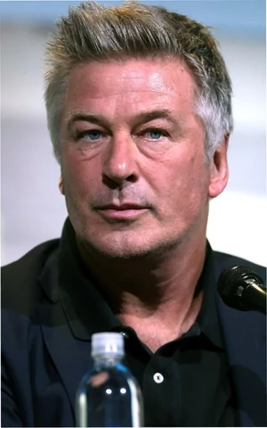 На актера Алека Болдуина подали в суд за непредумышленное убийство (снова)