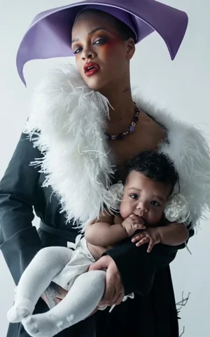 Рианна впервые снялась с дочкой Роки для обложки журнала 