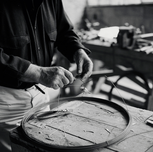 Александр Колдер работает над новым произведением в своей мастерской, Саше, Франция, 1967