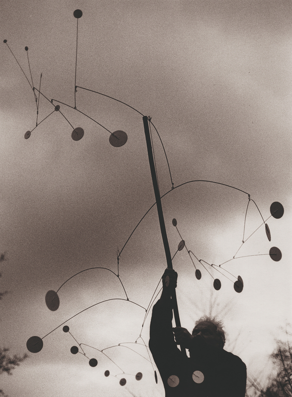 Александр Колдер со Snow Flurry (1948), Саше, 1963 Фото: Ugo Mulas  © 2026 Calder Foundation, New York / ADAGP, Paris