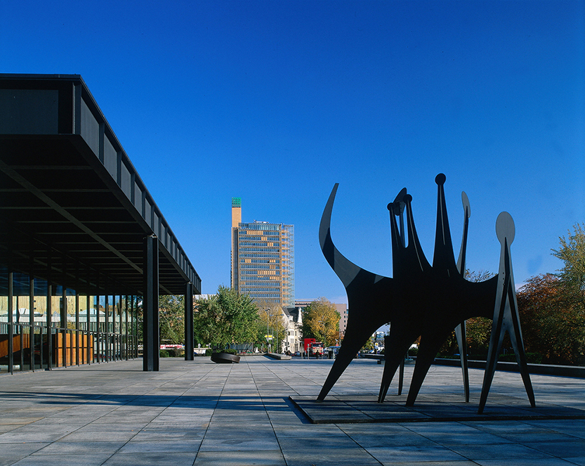 Скульптура Александра Колдера Têtes et queue (1965) у Новой национальной галереи в Берлине