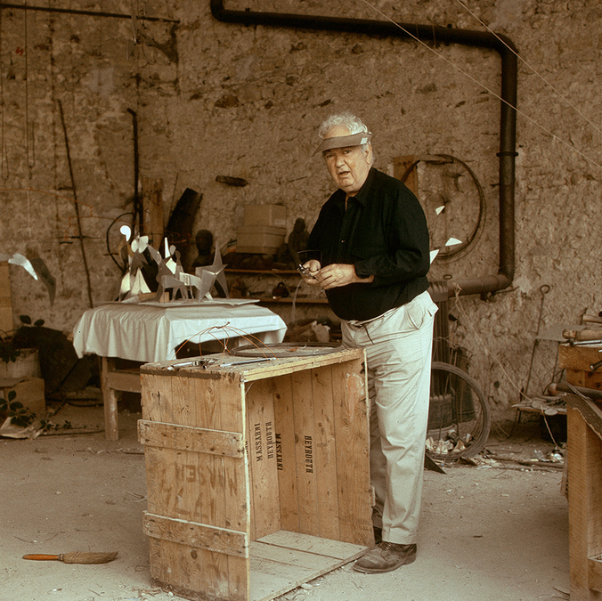 Александр Колдер за работой в своей мастерской в ​​городе Саше, Франция, 1960-е