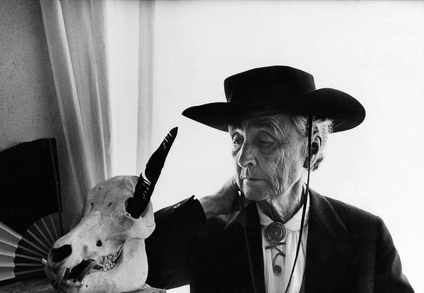 Джорджия О'Киф с украшением работы Александра Колдера, 1967