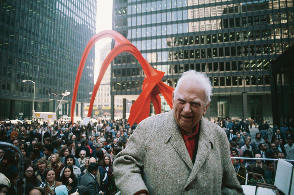 Александр Колдер на церемонии открытия своей скульптуры «Фламинго» в Чикаго, 1974