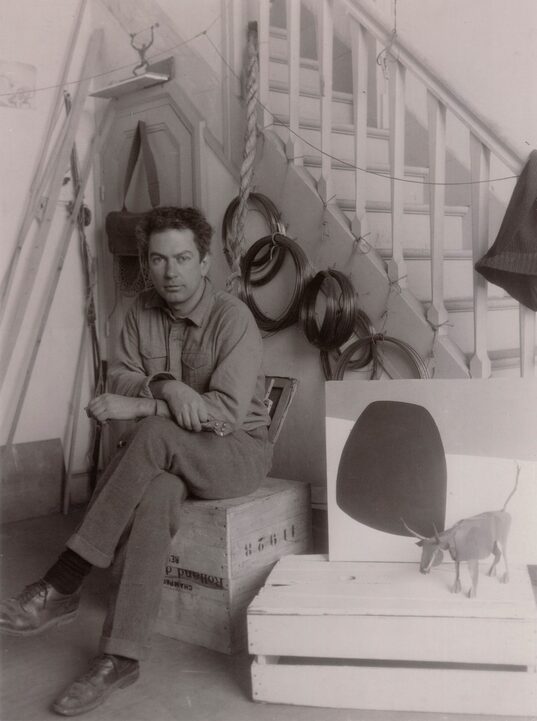Александр Колдер в своей парижской мастерской, 1930