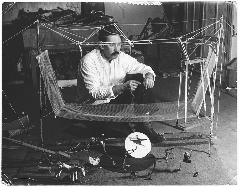 Александр Колдер с Cirque Calder, 1929. Фото: Sacha Stone