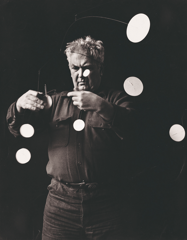 Александр Колдер со Snow Flurry (1948), Роксберри, 1952. Фото: Gordon Parks  © 2026 Calder Foundation, New York / ADAGP, Paris