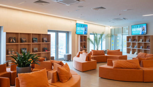 В Третьяковской галерее на Кадашевской набережной открылась книжная гостиная — новое арт-пространство с библиотекой, книжным магазином и кафе.