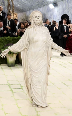 Met Gala 2026 или Энн Хэтэуэй, похожая на вазу, и Бейонсе в костюме скелета. Собрали самые эффектные образы звезд