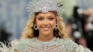 Met Gala 2026 в 24 кадрах: золотые бюсты, маска из доллара и мыльные пузыри 
