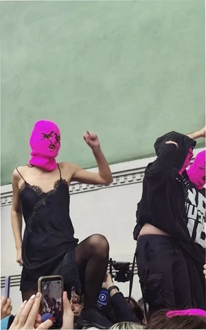 Арт-группа Pussy Riot устроила протест у российского павильона на Венецианской биеннале