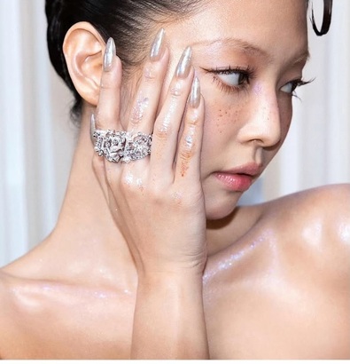 Дженни на Met Gala 2026 @nailsbyzola