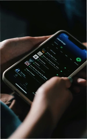 Spotify и Universal Music Group запустят инструмент для создания пользовательских ИИ-каверов и ремиксов