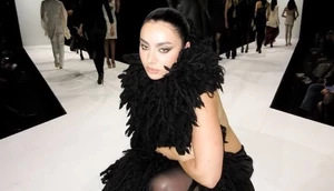 Charli XCX появилась в боа Даниила Анциферова в новом клипе SS26