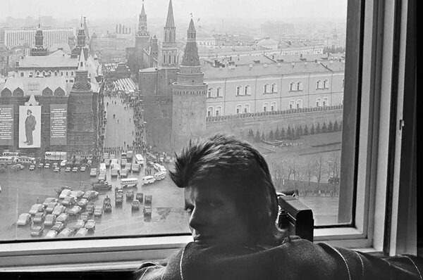 В своем номере отеля, 1973