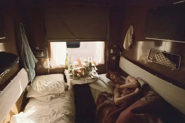 Дэвид Боуи спит в купе, 1973