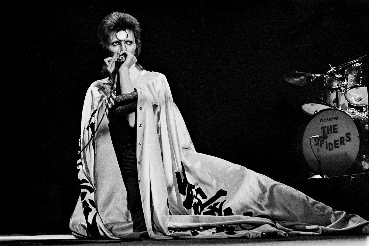 Дэвид Боуи, в костюме Кансайя Ямомото в туре Aladdin Sane, 1973