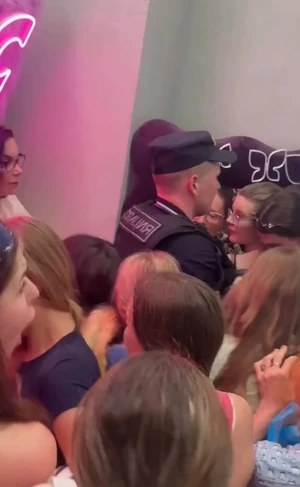 Раздача косметики Mixit в центре Москвы закончилась давкой и приездом Росгвардии
