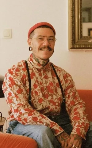 Адриан Аппиолаза покидает пост креативного директора Moschino