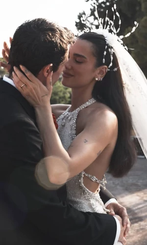 Дуа Липа в свадебном платье Chanel: певица опубликовала фото с Каллумом Тернером