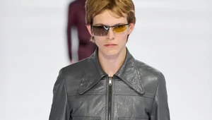 Скинни-брюки, укороченные куртки и сумки на карабине: Prada показали мужскую коллекцию SS27