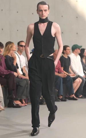 Прозрачные ботинки, микрошорты и плащ на голое тело. Saint Laurent показали новую мужскую коллекцию 