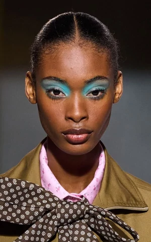 Мятные стрелки, аквамариновые ресницы и губы Tiffany Blue. Как носить главный цвет лета в макияже