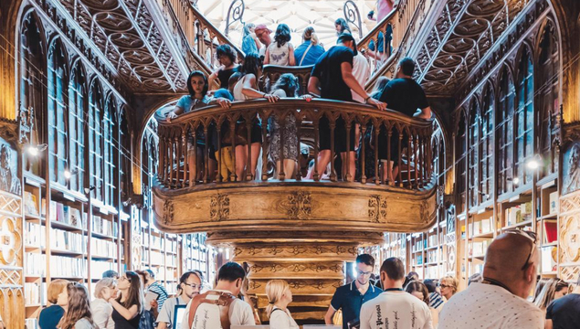 Дуа Липа открывает библиотеку запрещенных книг в Порту