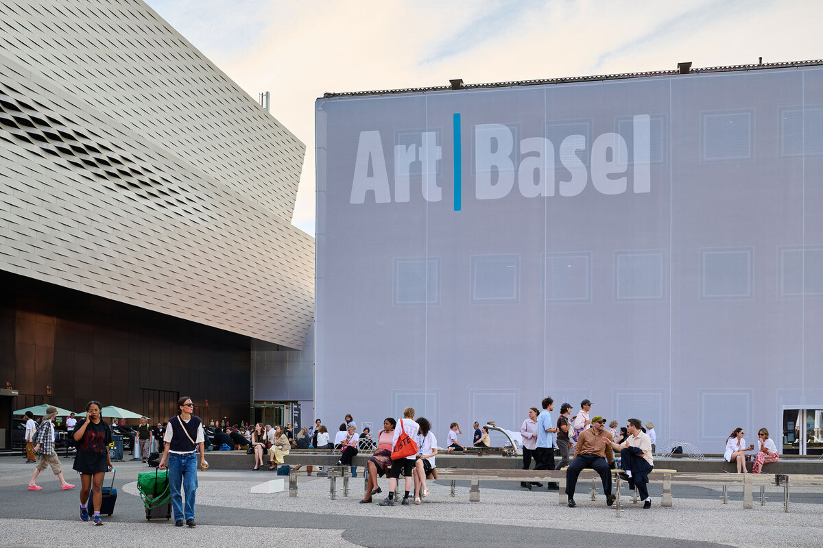 Art Basel 2026 на площади Мессеплац