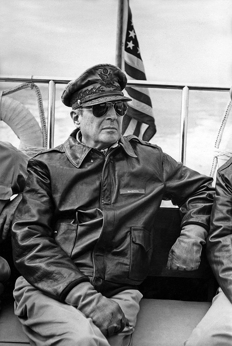 Генерал Дуглас Макартур в Ray-Ban, 1950
