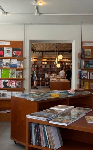 В самом старом жилом доме Москвы на Хитровской площади открылся книжный магазин «Озеро»