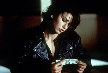 Джина Гершон в фильме «Связь» (1996)