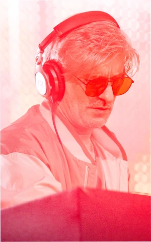 Умер французский диджей Kavinsky