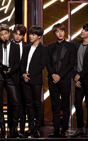 Мировой тур BTS принес их управляющей компании рекордную квартальную выручку