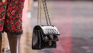 Бывших сотрудников Chanel приговорили к 4-7 годам тюрьмы за попытку украсть более 700 аксессуаров бренда 