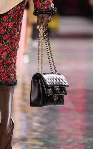 Бывших сотрудников Chanel приговорили к тюремным срокам за попытку украсть товары бренда 