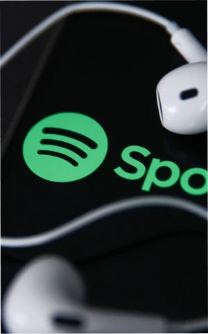 Spotify начнет помечать ИИ-артистов и перестанет рекомендовать их пользователям