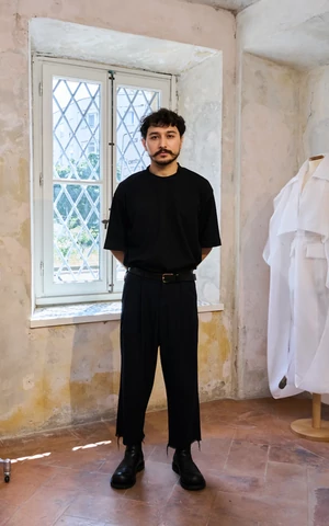 Плетет юбки из камыша и цитирует советские скульптуры. Кто такой Галиб Гасанов и почему вам нужно его знать 