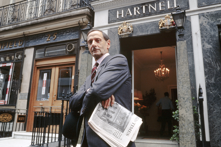 Марк Боан перед магазином Norman Hartnell в Лондоне, 1990 